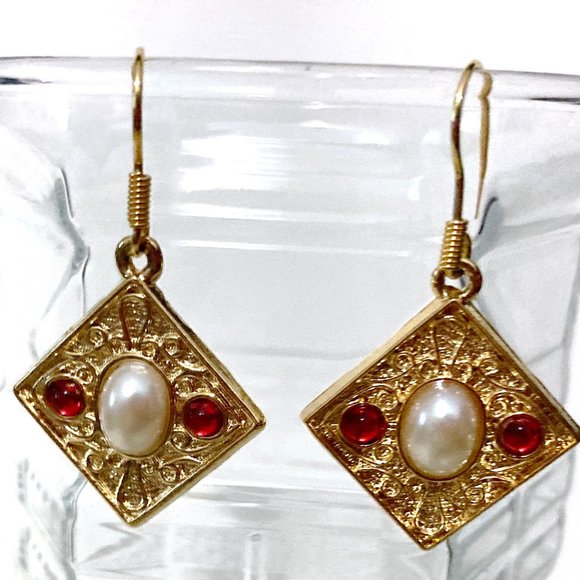 Gold Tone Dangle Diamond Shape Earrings Faux Pearl Red Stones/Beads Ear Wire - Picture 2 of 5